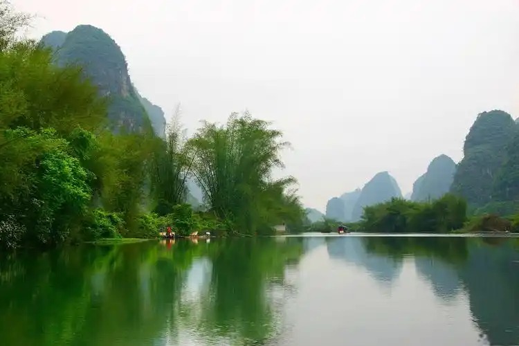 桂林青山和河流的宁静倒影